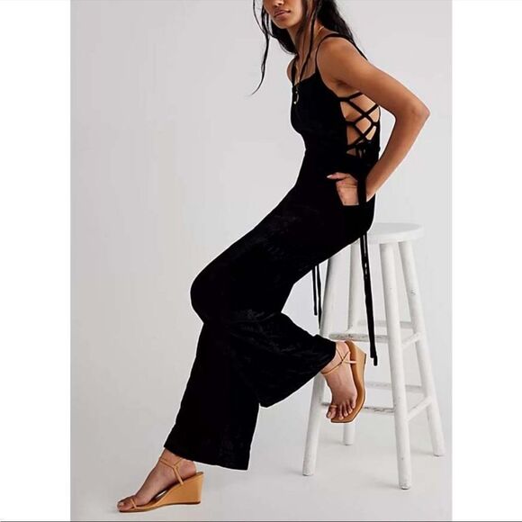 NWT Free People 90’s Forever Velvet Overalls Black S - Picture 1 of 12